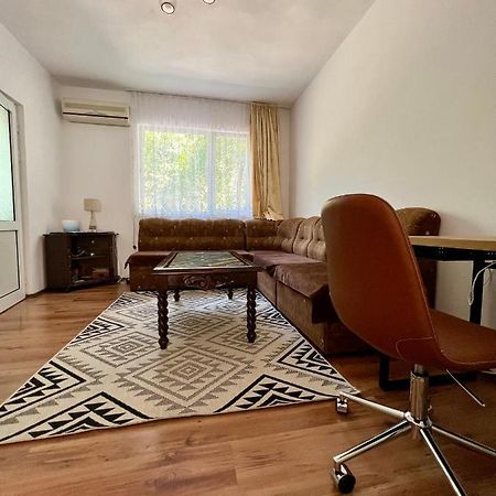 Compact City Center Apartment Kurdzhali Bagian luar foto
