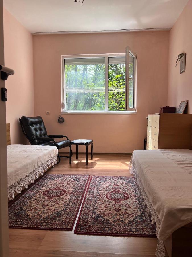 Compact City Center Apartment Kurdzhali Bagian luar foto