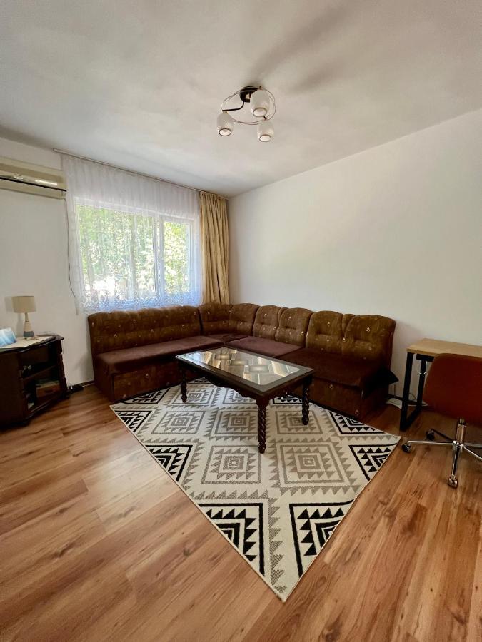 Compact City Center Apartment Kurdzhali Bagian luar foto